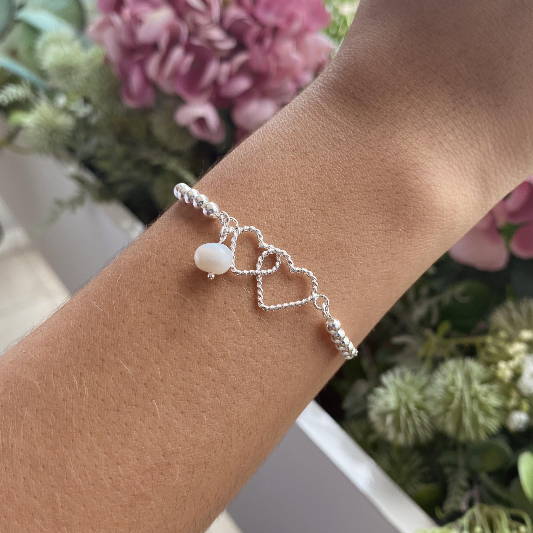 PULSEIRA CORAÇÕES ENTRELAÇADOS E UMA PEROLA