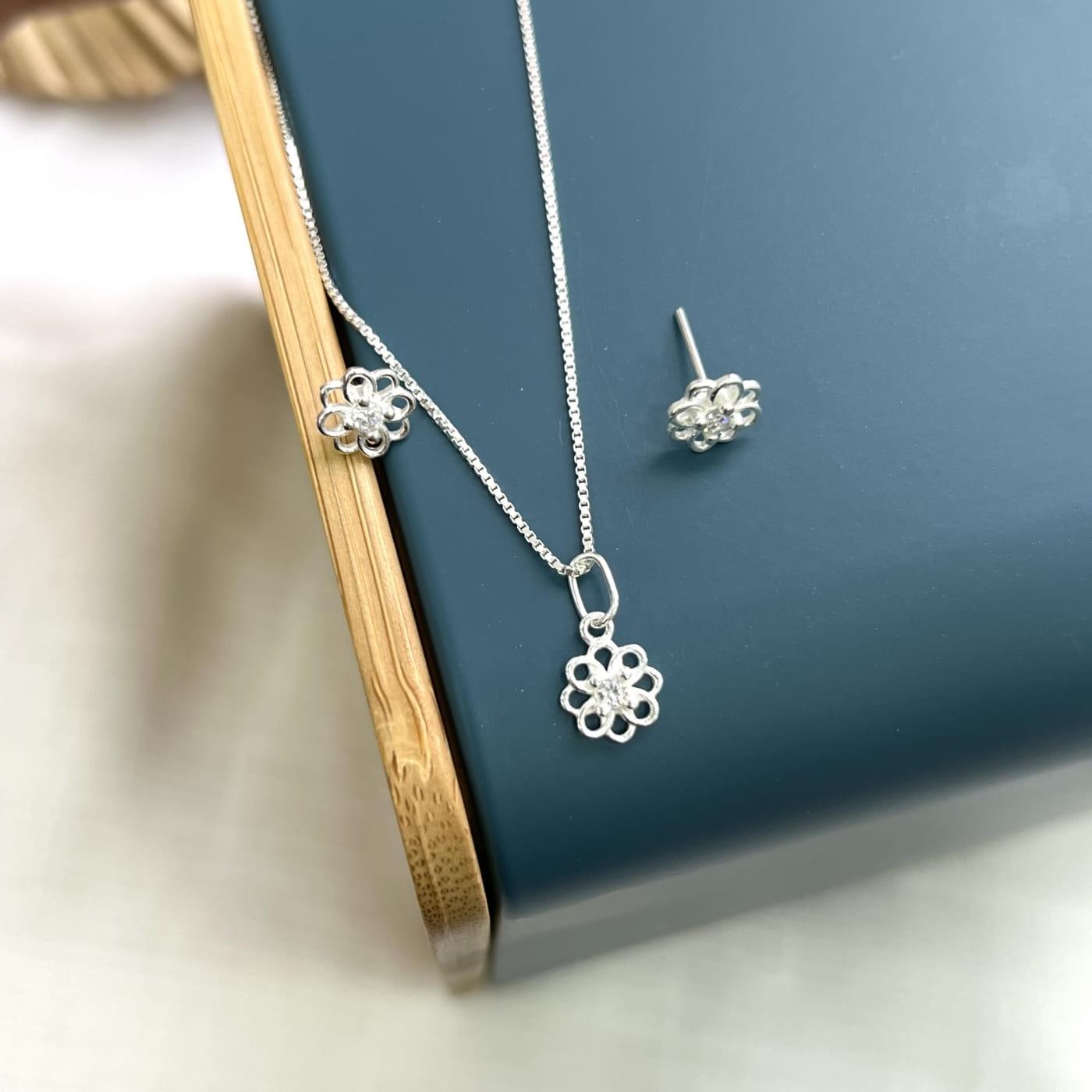 CONJUNTO FLOR COM PEDRA NO MEIO