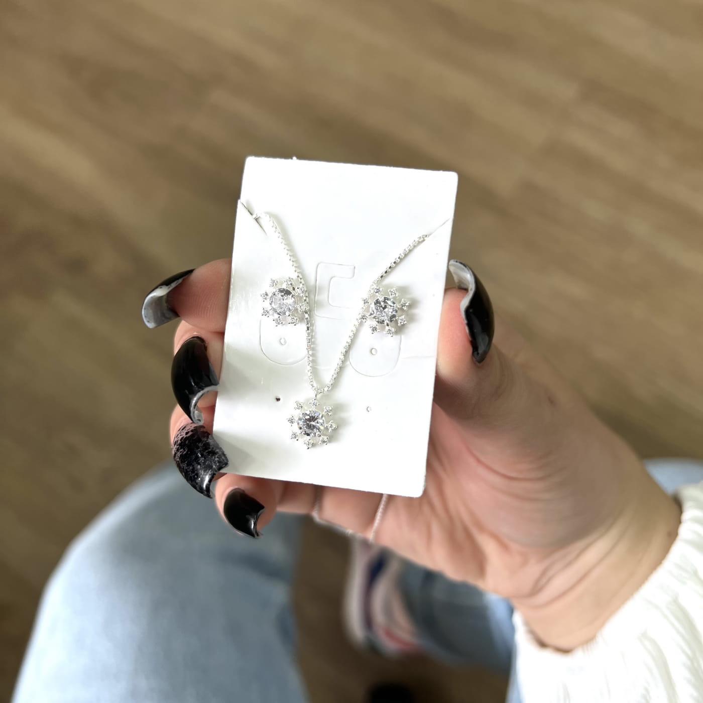 CONJUNTO REDONDO E ZIRCONIAS EM VOLTA