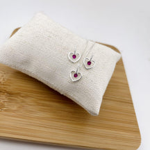 CONJUNTO CORAÇÃO COM PEDRA PENDURADA